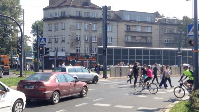 Zdaniem przedstawicieli ZIKiT-u, zagrożenie stwarzają kierowcy, którzy "przelatują" przez skrzyżowanie na żółtym świetle - w efekcie wjeżdżają na pasy, na które właśnie wchodzą piesi.