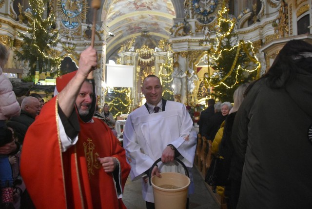 Wspomnienie św. Szczepana. Dostało się gwardianowi bernardynów z Warty