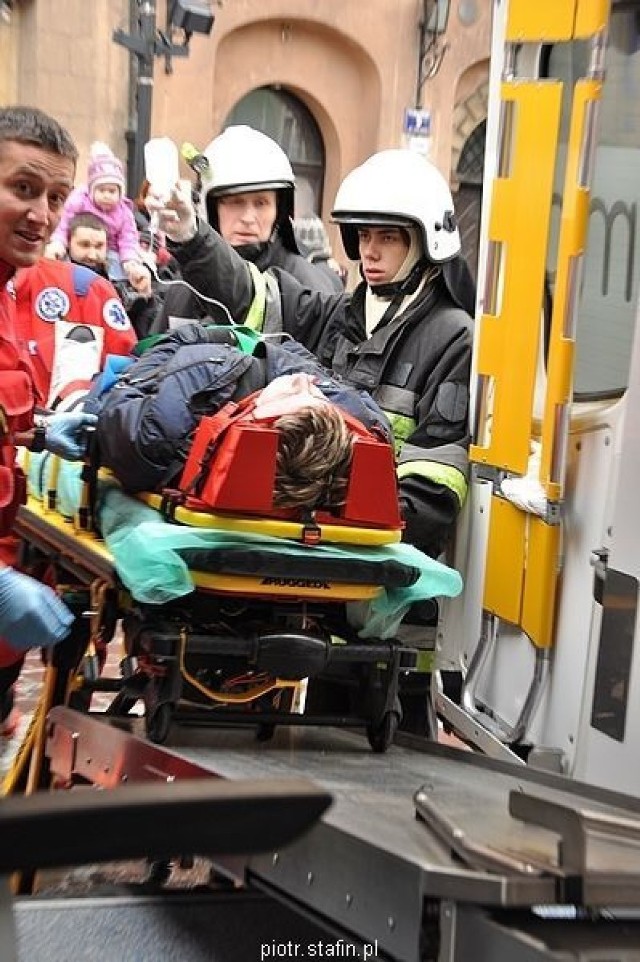 Poszkodowana została załadowana do ambulansu w celu transportu do szpitala. Fot. Piotr Stafin
