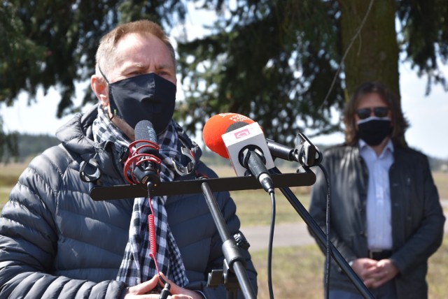 Stanisław Dąbek, dyrektor RCK, na konferencji prasowej o kinie samochodowym