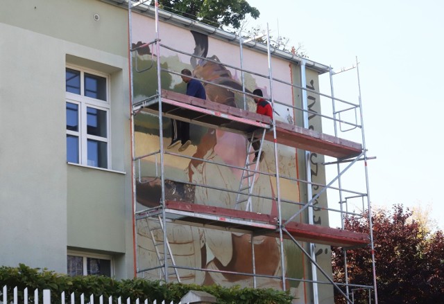 Na ścianie budynku Wydziału Sztuki UTH powstaje mural z obrazem Jacka Malczewskiego "Zatruta studnia z chimerą".