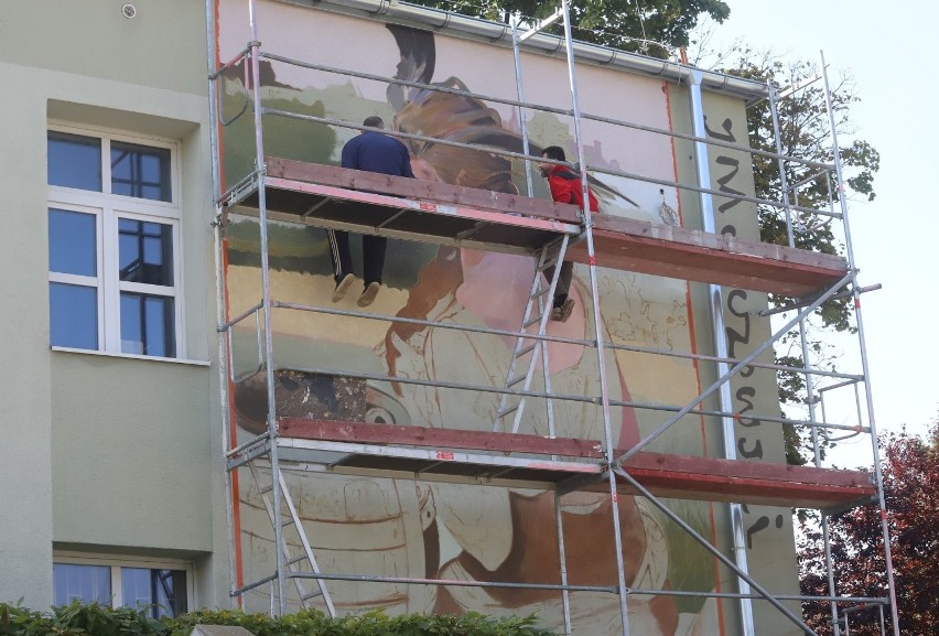 Na ścianie budynku Wydziału Sztuki UTH powstaje mural z...
