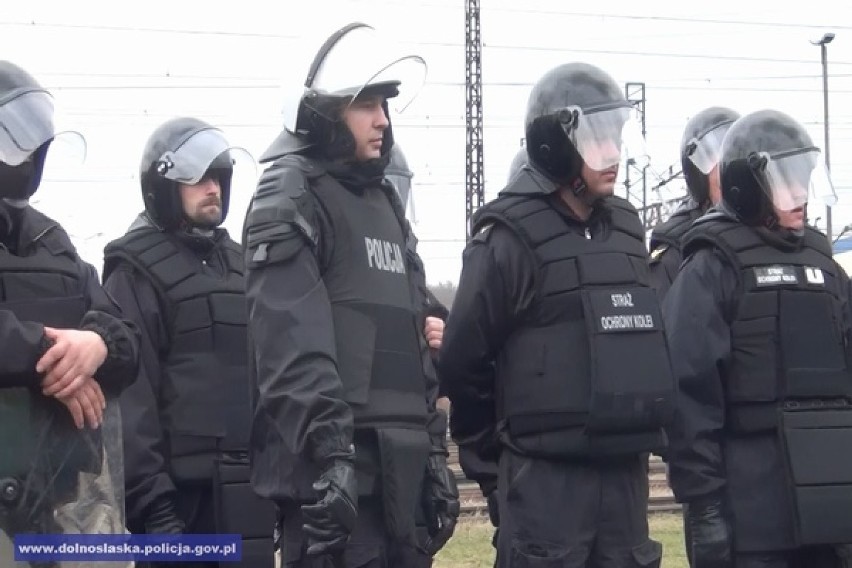 Zamieszanie na kolei. Konieczna interwencja policji i SOK [FILM, ZDJĘCIA]