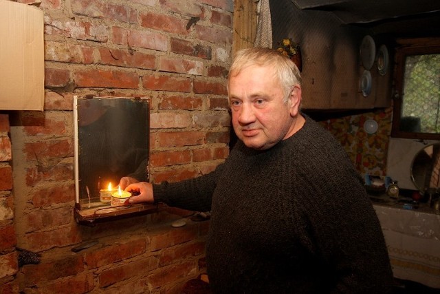 Stanisław Gajewski żyje przy świeczce, bez prądu, wody, kanalizacji. Jego jedynymi towarzyszami są kot: Wacek i suczka Bambi