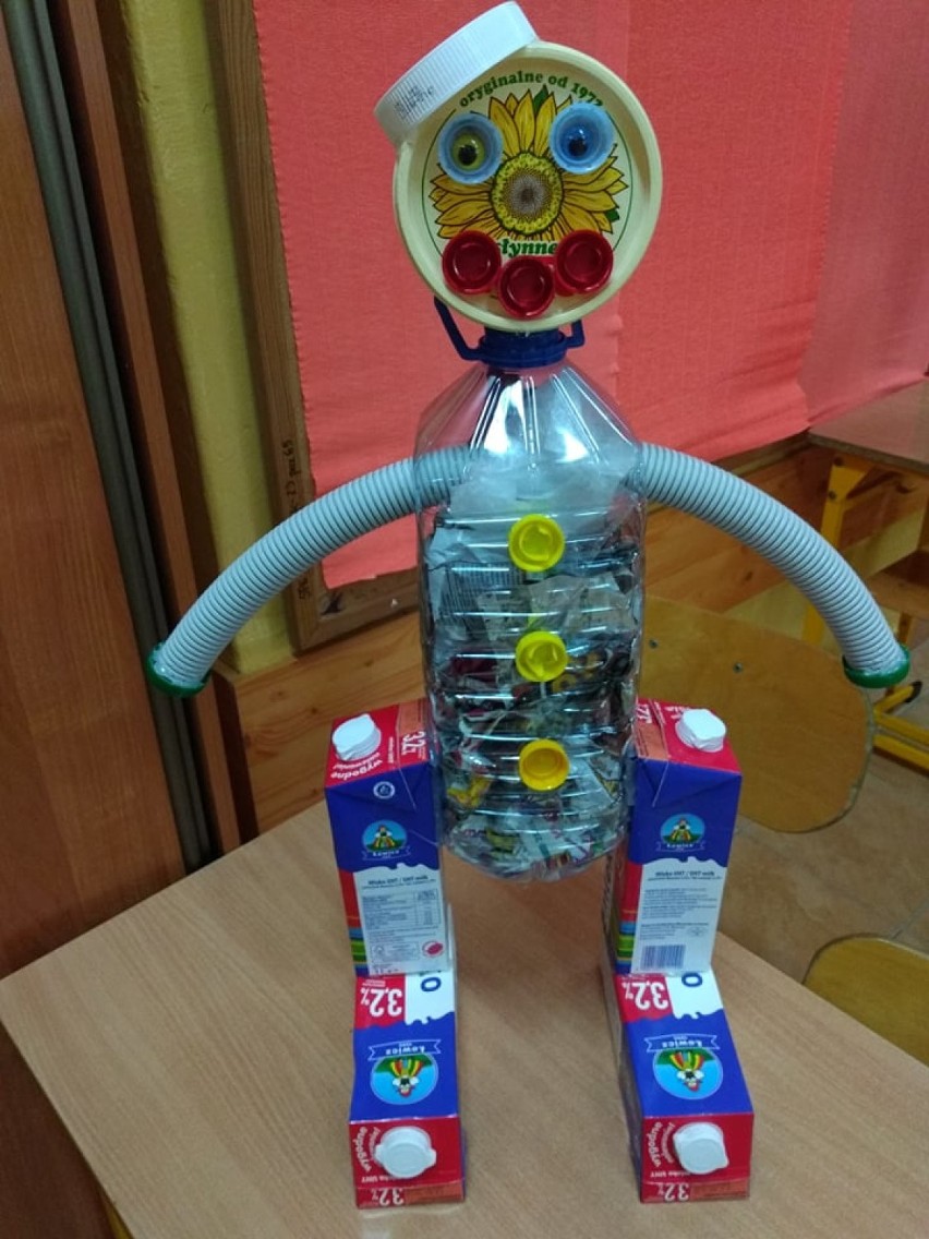 Recyklingowe zabawki. Proekologiczny konkurs SP nr 6 w Sieradzu (zdjęcia)