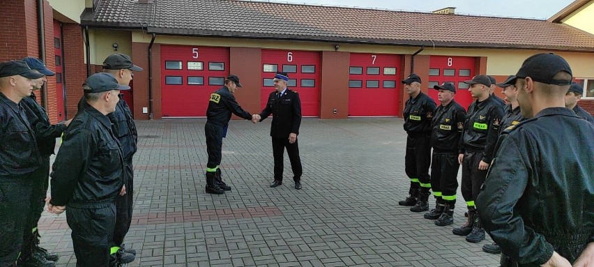 Życzenia strażakom złożył komendant PSP w Rypinie st. bryg....