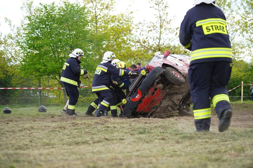 Włodawa. To były niesamowite wyścigi wraków. Na włodawskich błoniach po raz kolejny rozegrano Wrak Race. Zobacz zdjęcia