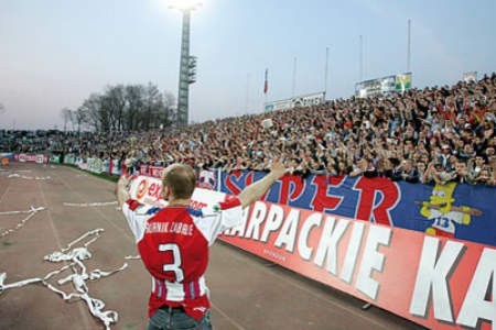 Trybuny stadionu Górnika jeszcze niedawno świeciły pustkami. Teraz zabrzańscy kibice są najliczniejszą widownią w Polsce. Fot. A. Gola