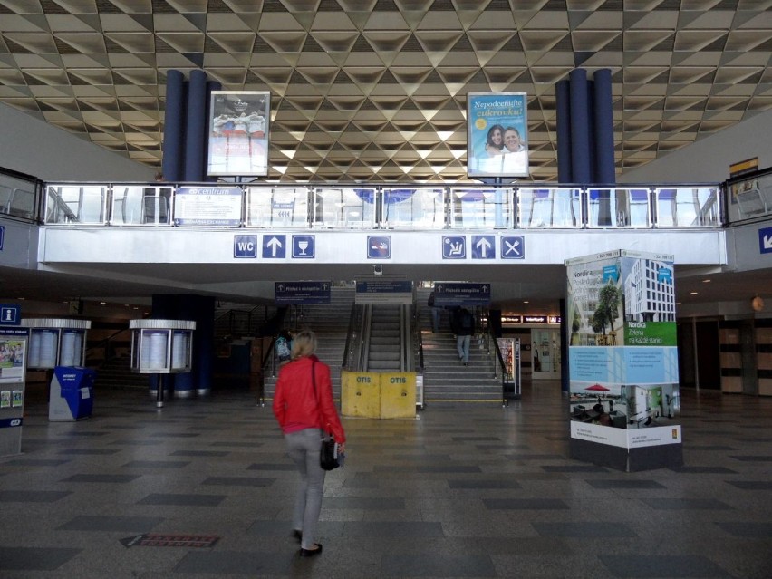 Dworzec Główny w Ostravie. Czas wejść do środka. Po lewej...