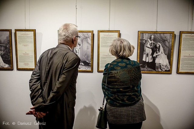 Fotografie ze zbiorów Muzeum Victorii i Alberta w Londynie, to jedna z najbardziej znaczących kolekcji szklanych negatywów z okresu wiktoriańskiego. W zamku Książ będą prezentowane od 15 listopada do 14 kwietnia 2019 roku