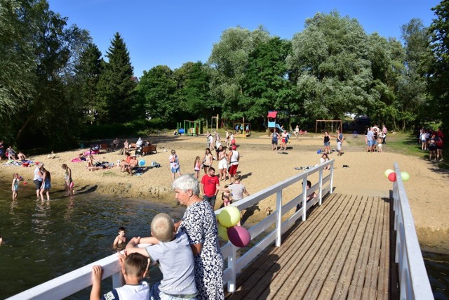 W Chomiąży Szlacheckiej otwarto plażę. To inwestycja od dawna oczekiwana przez mieszkańców, turystów i osoby spędzające lato w domkach letniskowych. 

- W poprzedniej kadencji byłem sołtysem wsi. Jednym z moich celów była modernizacja tej plaży. Ona była w gorszym stanie niż obecnie i uznałem, że to jest zadanie priorytetowe, żeby dla mieszkańców części zaleśniej gminy Gąsawa (m.in. okolicznych miejscowości, właścicieli działek spędzających w Chomiąży lato, a także dla plażowiczów - przyp. red.) - powiedział Robert Dworek, radny gminy Gąsawa. 

Prace rozpoczęły się w czerwcu 2016 roku, kiedy to został rozebrany stary pomost, który wymagał kapitalnego remontu, na co brakowało w budżecie gminy pieniędzy. W listopadzie tego samego roku z funduszu sołeckiego rozpoczęto budowę sanitariatów przy plaży. 

- Była to część większego planu, ponieważ liczyłem, że uda się pozyskać większe pieniądze zewnętrzne na dofinansowanie budowy tej plaży. Taka okazja wydarzyła się kiedy gmina Gąsawa przystąpiła do Lokalnej Grupy Rybackiej. W tym czasie był już zrobiony projekt. W tym roku został projekt dokończony. Mamy piękną plażę, uważam, że obecnie w całej gminie to najpiękniejszy tego typu obiekt - dodaje radny R. Dworek. 

Co się znajduje na plaży? Są sanitariaty, tzw. "biesiadka", czyli zadaszone miejsce, w którym mogą spotykać się mieszkańcy np. na wspólne zabawy lub schronić się w czasie niepogody, jest plac zabaw dla dzieci, pełnowymiarowe boisko do siatkówki plażowej i oczywiście trwały pomost, a także miejsce gdzie można rozpalić ognisko. 

- Pierwszym wydarzeniem, które tu organizujemy jest właśnie to otwarcie. Potem będziemy działać. Zamierzamy tutaj przeprowadzić imprezy na powitanie lata oraz inne wydarzenia - powiedziała Marta Zielińska, sołtys Chomiąży Szlacheckiej. 

Wieś jest na to przygotowana. Są talerze, sztućce i wszystko inne, co pozwoli w letnie popołudnia integrować się w nowym miejscu. 

- Myślę, że to będzie służyło mieszkańcom sołectwa i turystom, w rekreacji, wypoczynku. Trzeba też mieć na uwadze bezpieczeństwo w czasie korzystania z tego obiektu. Z wodą nie ma żartów - powiedział w czasie otwarcia wójt Błażej Łabędzki. 

Z kolei Mariusz Kazik, przewodniczący Rady Gminy wspomniał m.in., że rajcy od początku byli przychylni tej inwestycji. 
-  Niech wam to po prostu służy - powiedział. 


Flash INFO, odcinek 20 - najważniejsze informacje z Kujaw i Pomorza.

