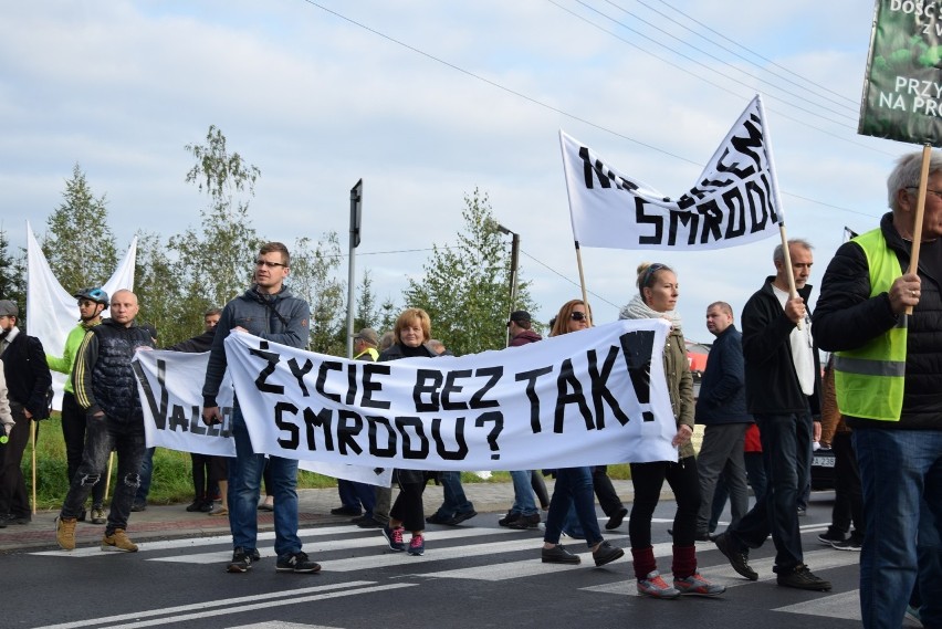 Protest w Skawinie. Dość smrodu - krzyczą mieszkańcy sprzeciwiając się dymiącym kominom i uciążliwemu fetorowi 
