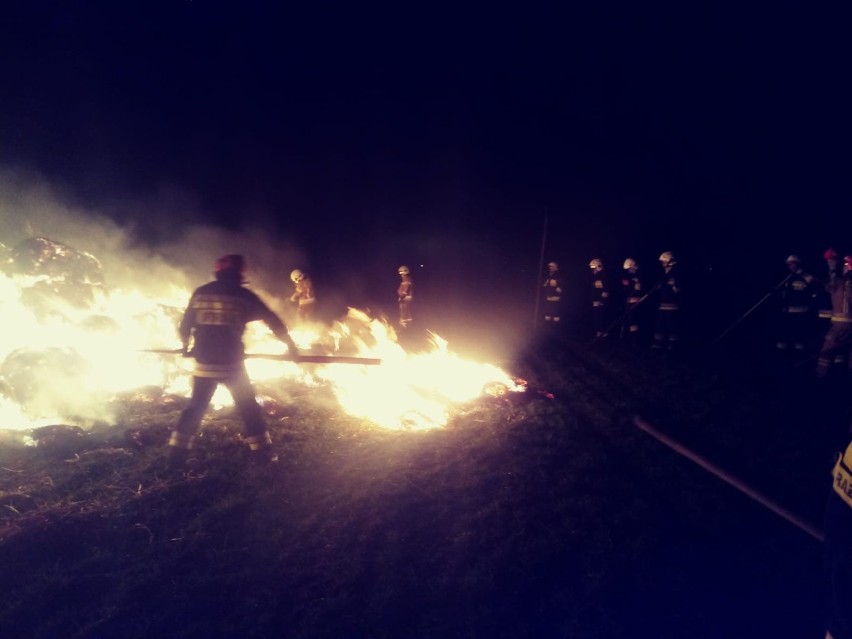 Pożar balotów słomy w Blizanówku
