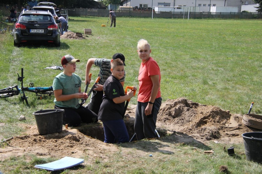 Archeolodzy kopali na boisku w Biadkach. Co znaleźli? [ZDJĘCIA]