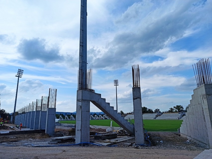 Stadion Sandecji Nowy Sącz zmienił się nie do poznania. Te zdjęcia mówią same za siebie