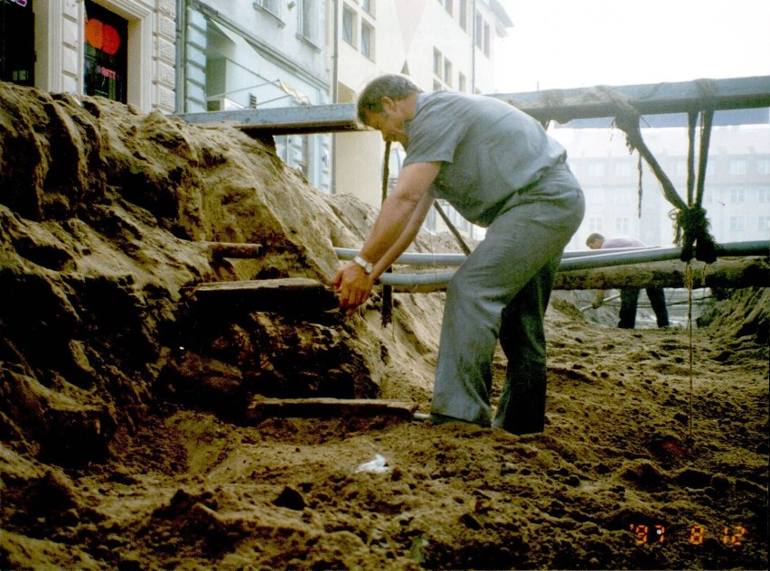 Rok 1997, wykop na ulicy Bohaterów Warszawy, widoczne...