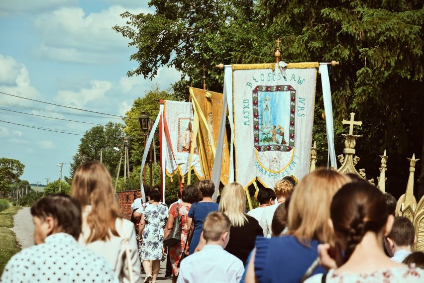 Boże Ciało 2022. Nawet w mniejszych miejscowościach pojawiają się tłumy. Tak świętowali parafianie w Kumowie. Fotorelacja