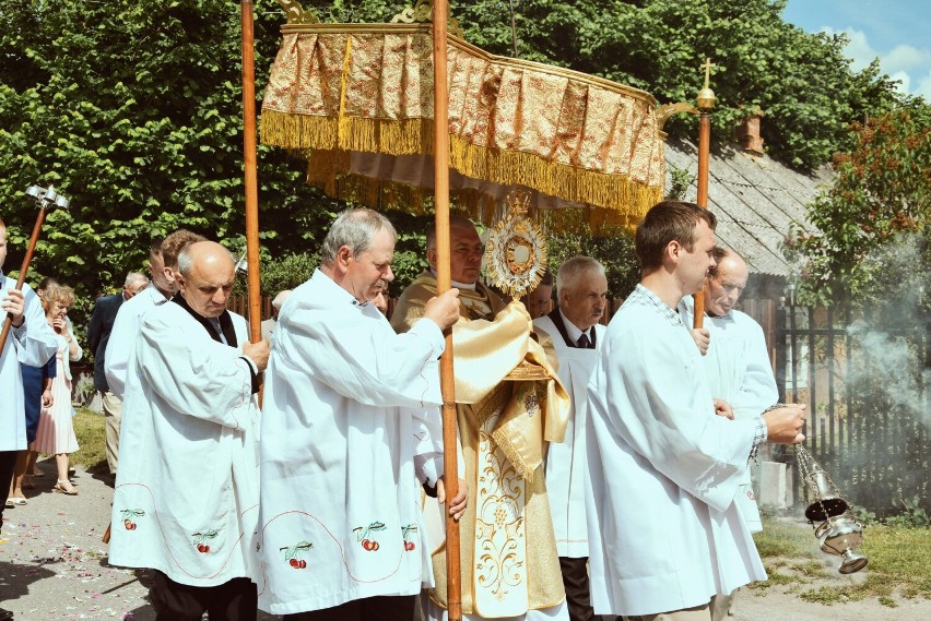 Boże Ciało 2022. Nawet w mniejszych miejscowościach pojawiają się tłumy. Tak świętowali parafianie w Kumowie. Fotorelacja