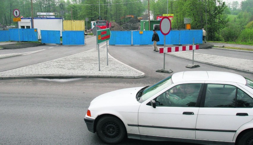 20.04. Zamknięto ul. Cieszyńską i rozpoczęto remont mostu...