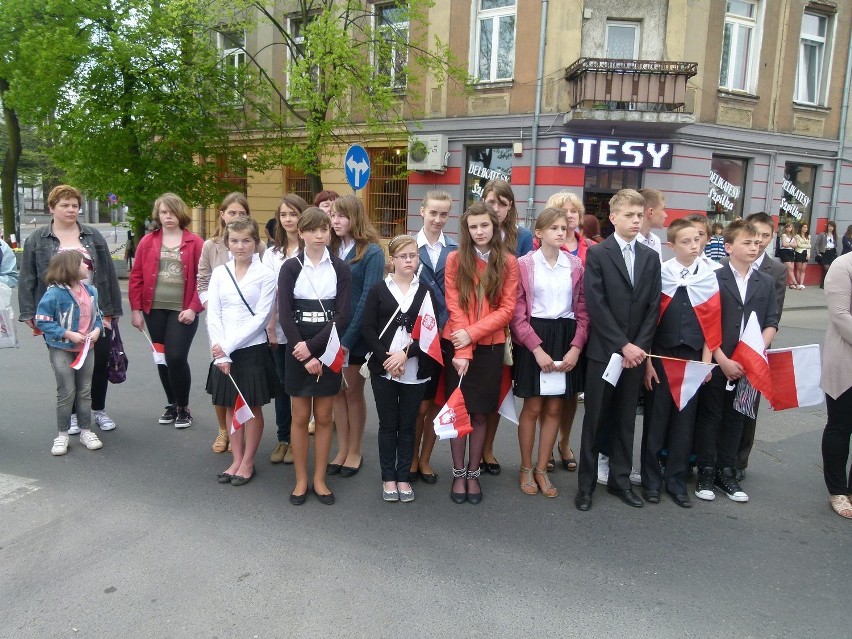 Dzień Flagi w Tomaszowie Mazowieckim. Wspólne zdjęcie tomaszowian pod pomnikiem Tadeusza Kościuszki