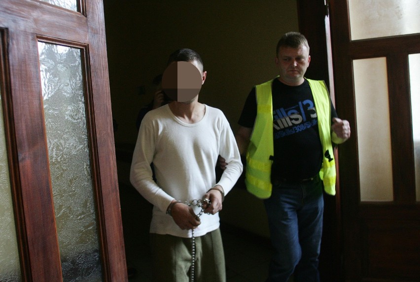 Morderca z Głogowskiej doprowadzony do legnickiej prokuratury (ZDJĘCIA)