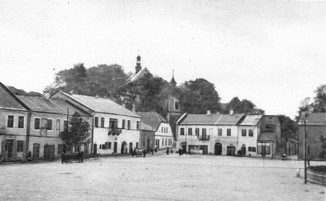 To skan pocztówki prezentującej centrum Pilicy około 1930 roku.