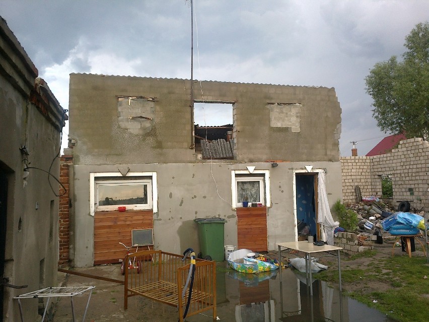 Zerwany dach domu w Łosińcu pod Skokami. Połamane drzewa...