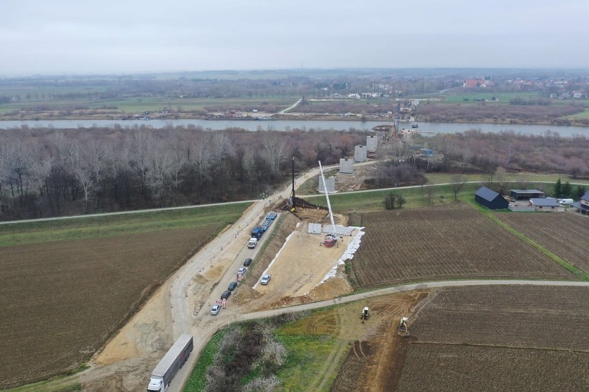 Na obu brzegach Wisły powstają potężne betonowe filary. Przy...