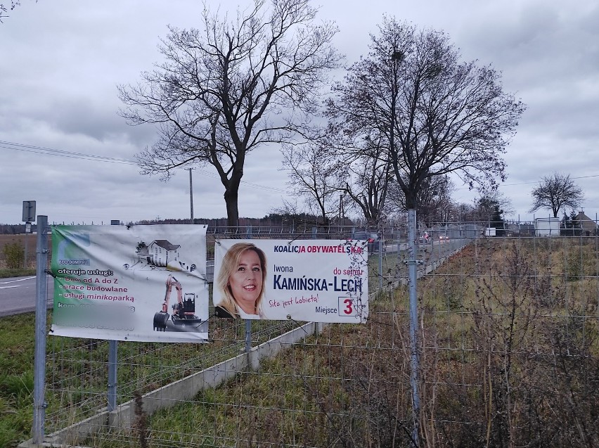 W Kobylcu spotkamy dwa plakaty Iwony Kamińskiej-Lech.