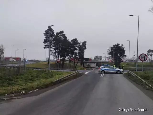 W Szczytnicy koło Bolesławca auto śmiertelnie potrąciło pieszego. Kierowca odjechał