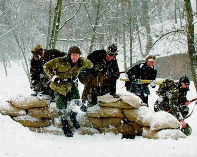 Zdjęcie z ubiegłorocznej inscenizacji walk o Cytadelę, także przeprowadzonej w zimowej scenerii