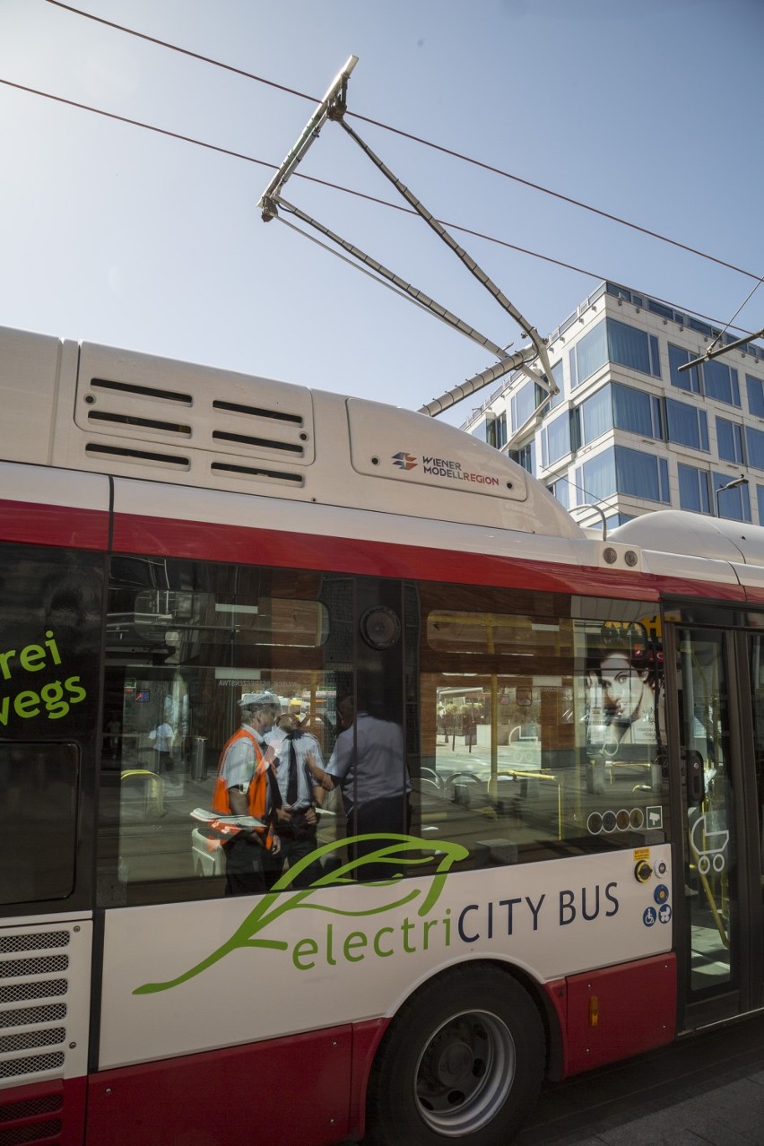 Kraków: autobusy elektryczne ładują baterie w centrum [ZDJĘCIA]