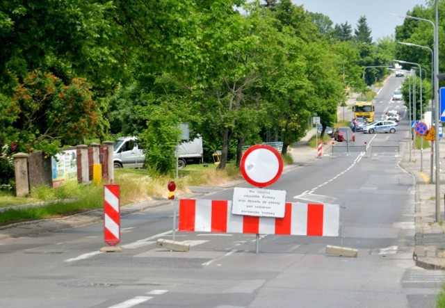 Od środy 16 czerwca nie będzie można przejechać ulicą Zbrowskiego na odcinku od skrzyżowaniu z ulicą Żeromskiego do Wodnej. Będą potężne utrudnia w ruchu w centrum i śródmieściu. Ma to związek z prowadzonymi pracami wodociągowymi. Objazd wyznaczony przez wykonawcę robót będzie poprowadzony przez ulicę Kolberga do Szklanej. Miejski Zarząd Dróg i Komunikacji sugeruje korzystanie z objazdów alternatywnych: Struga i 25 Czerwca lub Struga, Szklaną, trasą N-S i Beliny-Prażmowskiego.

Zobacz zdjęcia na kolejnych slajdach. 
Używaj gestów i strzałek.