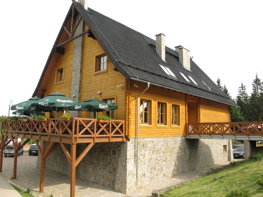Dzikowiec - budynek obsługi ruchu turystycznego z tarasem