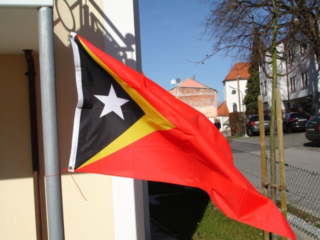 Flaga Timoru Wschodniego (http://commons.wikimedia.org/wiki/File:ETflag-flying.JPG)