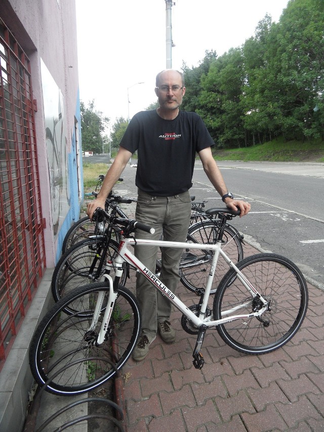 Tadeusz Bartoszek prowadzi sklep rowerowy i sam jeździ rowerem - stojaków jest jak na lekarstwo - twierdzi