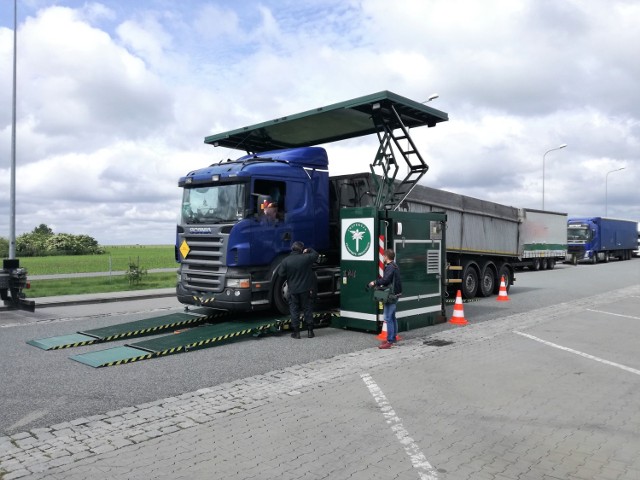 Opolska Inspekcja Transportu Drogowego przeprowadziła całodniową akcję kontrolną ciężarówek poruszających się autostradą A4. Na jednym z parkingów, na wysokości Przysieczy w powiecie opolskim, ustawiona została mobilna stacja diagnostyczna.