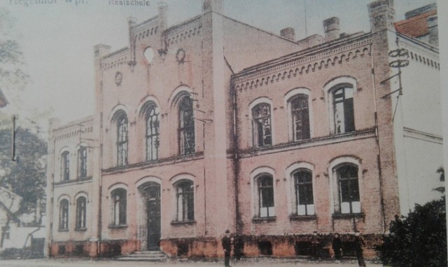 Szkoła realna założona w 1871 roku.Okna na parterze szkoły były częściowo zamalowane, aby ruch uliczny nie rozpraszał uczniów.