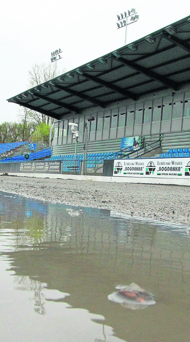 Stadion przy Zygmuntowskich jest w słabym stanie, obecnie MOSiR prowadzi jego remont