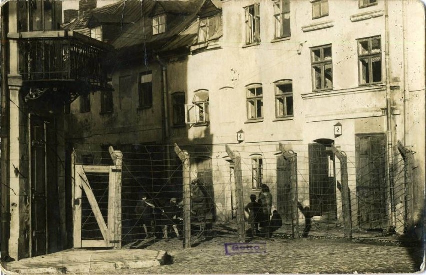 Wejście do getta na skrzyżowaniu ulic Kaliskiej i Żydowskiej...