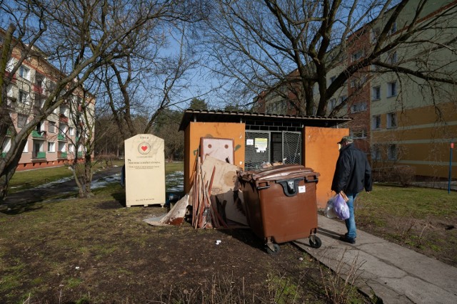 Spółdzielnie starają się dyscyplinować mieszkańców w kwestii dotyczącej terminowego wystawiania odpadów wielkogabarytowych. Niewiele jednak mogą zrobić, ponieważ część mieszkańców nadal niewiele sobie z tego robi.