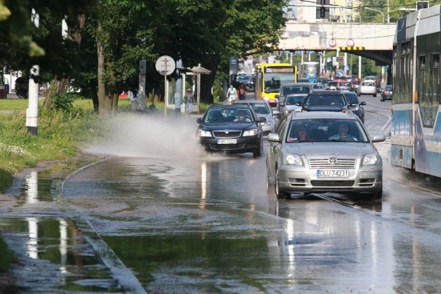 Awaria głównego wodociągu biegnącego pod ulicą Grabiszyńską