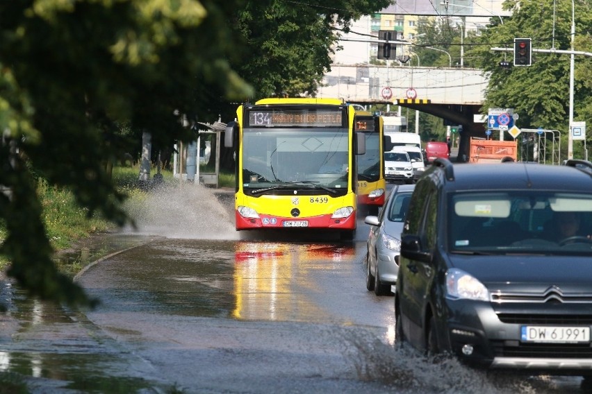 Awaria głównego wodociągu biegnącego pod ulicą Grabiszyńską