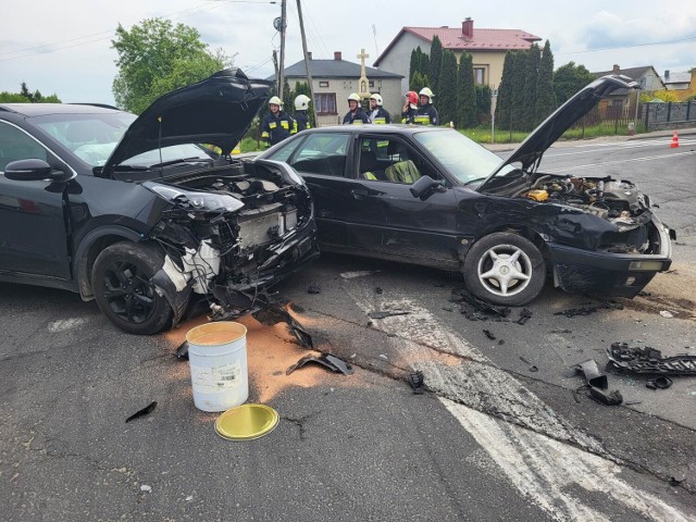 Wypadek w Mniszkowie w powiecie opoczyńskim. Na skrzyżowaniu kierowca nie ustąpił pierwszeństwa przejazdu