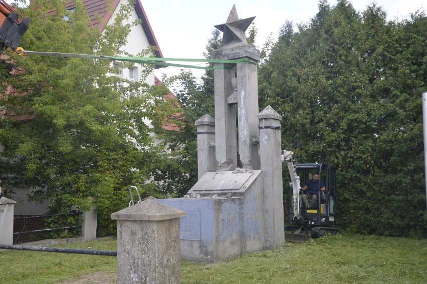 Pomnik "z gwiazdą" runął w Malborku osiem miesięcy temu. Trwa dyskusja, jak zagospodarować plac przy ul. Sikorskiego. Kogo tam upamiętnić?