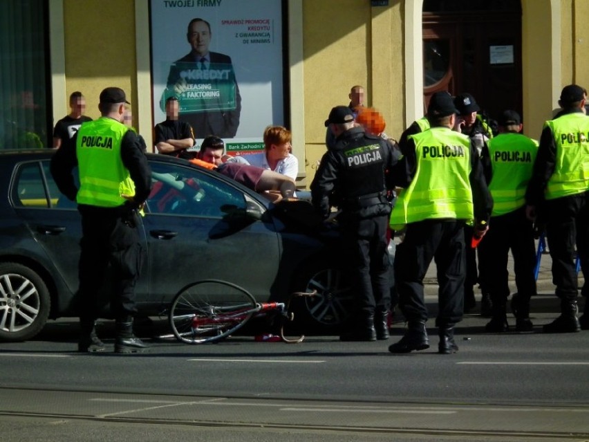 Wypadek na Matejki w Poznaniu: Rowerzystka w szpitalu