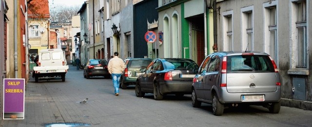 Pomimo zakazów, wąskie uliczki w centrum (na fot. ul. Zielona) są każdego dnia zastawione
