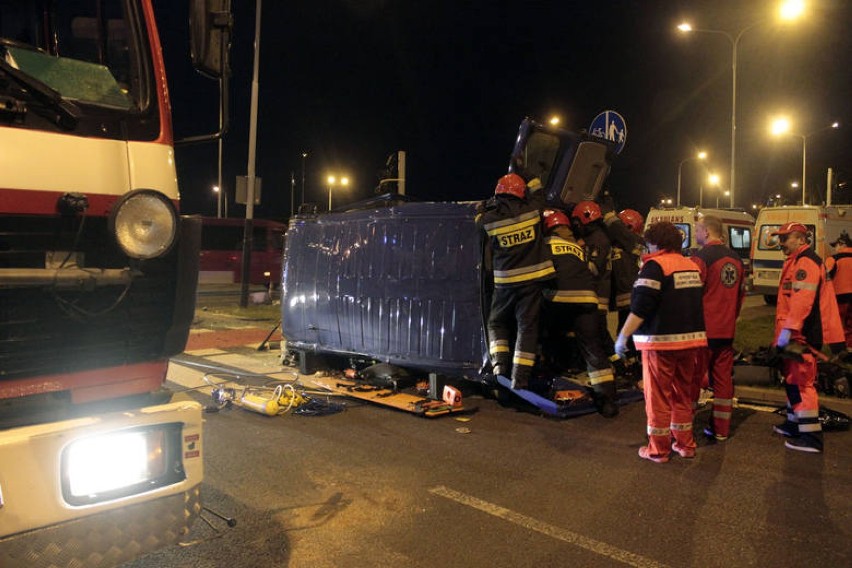 Wypadek na Zgierskiej w Łodzi. Zderzenie busa z fordem [ZDJĘCIA]