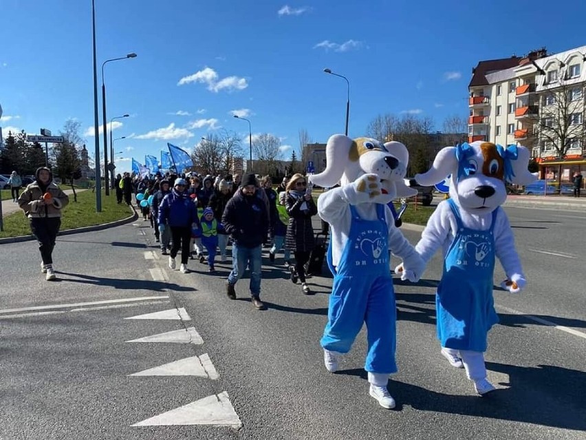 Łomża. Światowy Dzień Świadomości Autyzmu w Łomży. Ulicami miasta przeszedł niebieski marsz