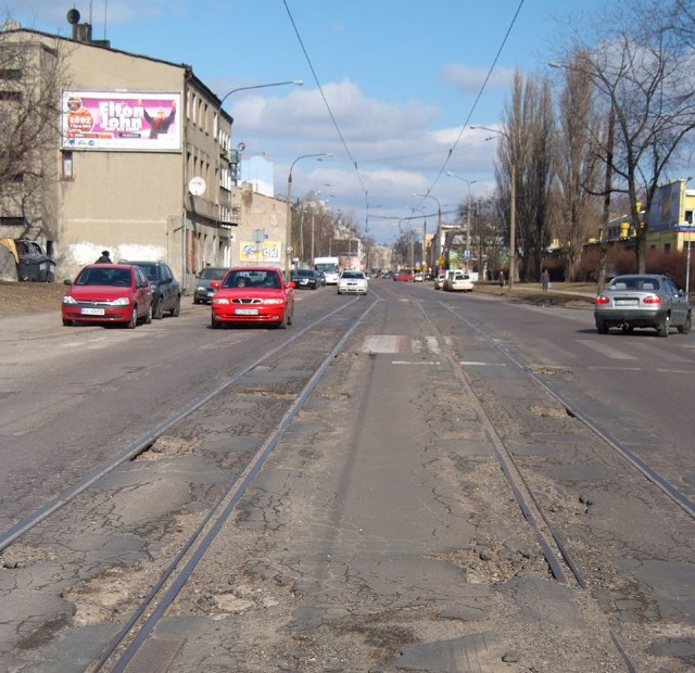 Dziurawa i nierówna jak polna droga ul. Łagiewnicka wreszcie zostanie wyremontowana.